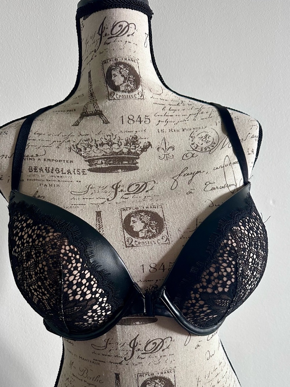 💃 Victoria’s Secret 38DD Lace Bra – Because the Girls Deserve Luxury! 💃